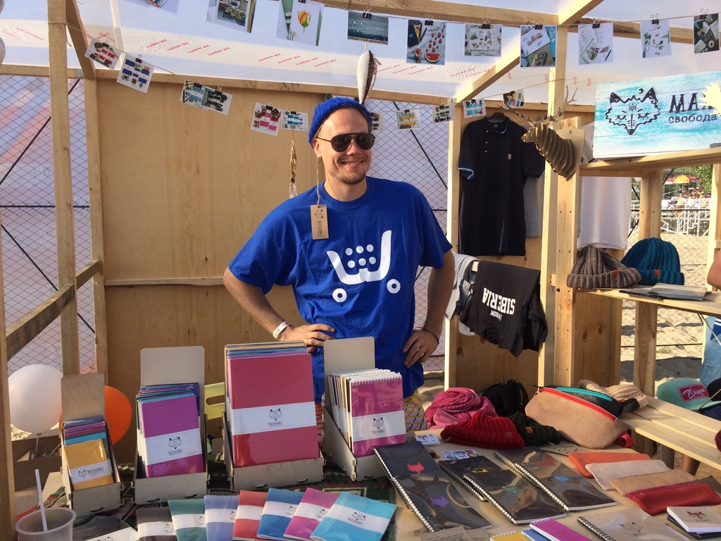 Der Besitzer von Maxgoodz Ecwid store in seinem pop-up-shop