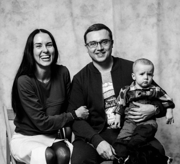Кроме основной работы и собственного бизнеса, Денис успевает уделять внимание семье и растить сына